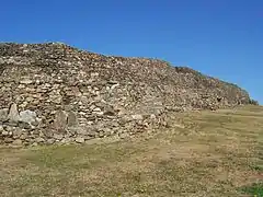 Vista frontal del cairn.