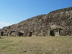 Vista frontal del cairn con las entradas a los sepulcros de corredor.