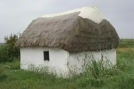 Barraca del Delta del Ebro. Es una construcción ligera, incluso precaria, que utiliza cañas y barro, materiales locales que dieron el título a una famosa novela de Vicente Blasco Ibáñez ambientada en la Albufera de Valencia, zona de similares características.