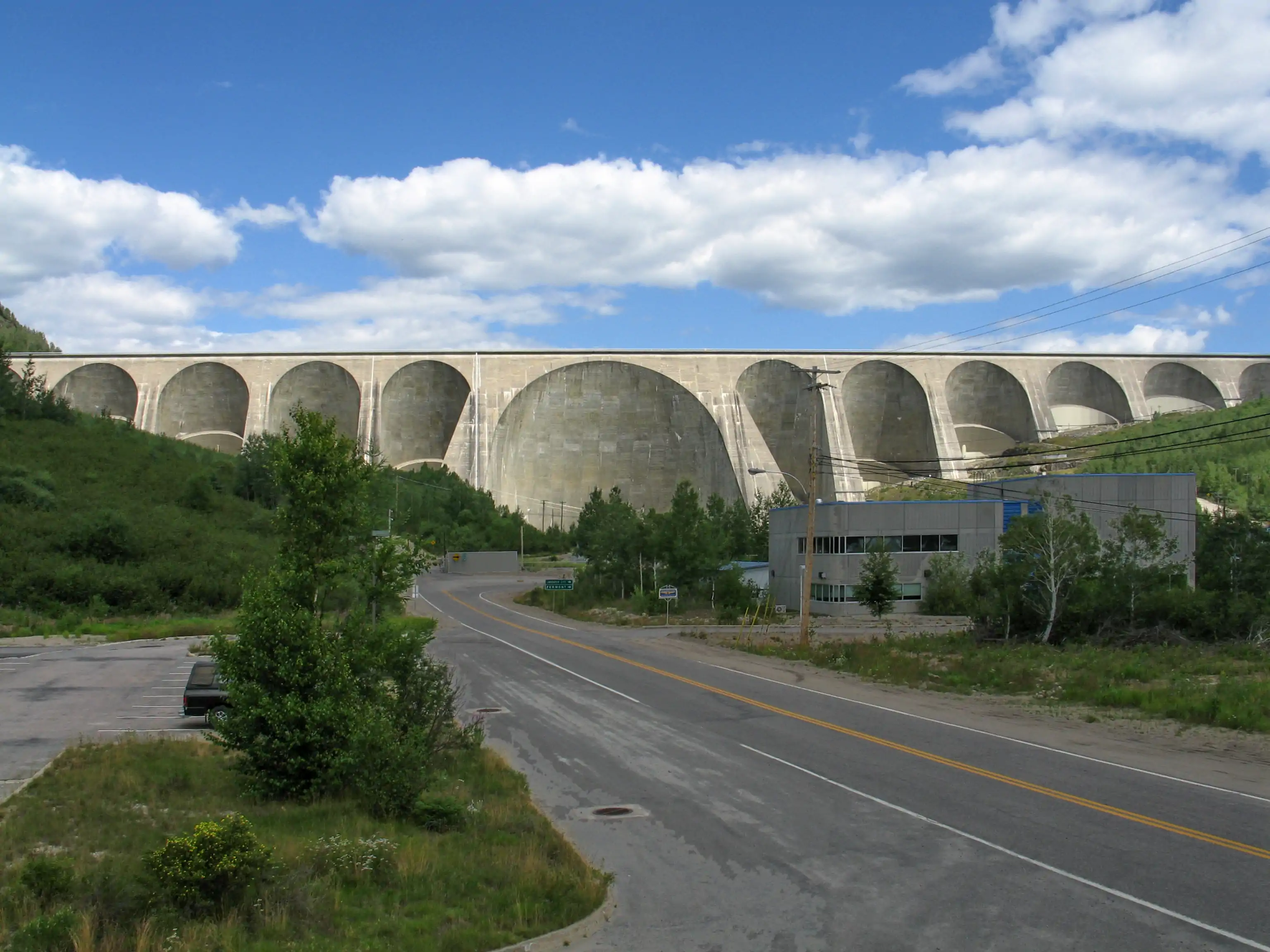 La presa Daniel-Johnson, en Quebec, Canadá, de tipo contrafuertes.