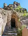 Antiguos escalones que conducen a una cueva.