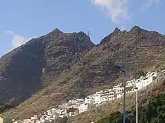 El barrio se eleva por la ladera.