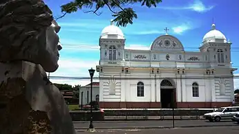 Barva de Heredia, escultura del cacique Barvak y Templo Católico reconstruido en 1888.