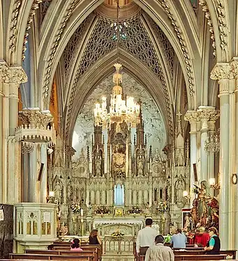 Interior de la basílica