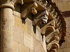 Detalle de la cornisa de uno de los ábsides