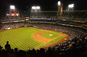 PETCO en la noche.