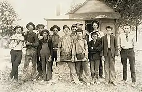 Equipo de béisbol compuesto por niños trabajadores de una fábrica de vidrio. Indiana, agosto de 1908.