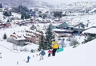 El Cerro Catedral en Bariloche, Río Negro, es el centro de esquí más grande de América Latina. Bariloche es asimismo el mayor destino turístico de la Patagonia