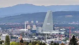 El edificio visto desde la distancia