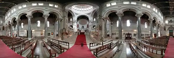 Interior de la basílica