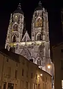 Fachada de noche, vista desde la rue des trois Pucelles.