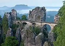 El Bastei, en las montañas de arenisca del Elba, desde el mirador Ferdinandstein, en lo alto del Wehltürme; al fondo, el Lilienstein.