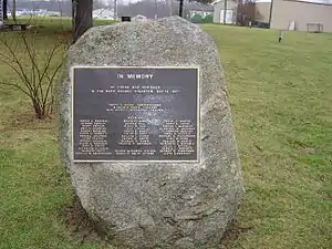 placa de bronce con los nombres de las personas fallecidas durante la catástrofe (excepto los Kehoe), fijada a una gran roca