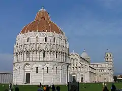 La Piazza dei Miracoli de Pisa, con el Baptisterio  (1152-1363), la Catedral (1063-1118) y, al fondo, la Torre inclinada, uno de los mejores conjuntos urbanos del mundo