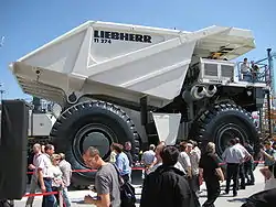 Camión volquete utilizado en minería (dumper).