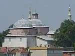 Vista trasera de la mezquita y sus cúpulas.