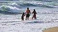 Tres Personas en la playa en Punta Carnero