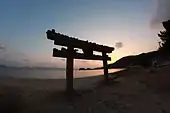 Torii junto a la playa en la isla de Naoshima