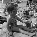 Una imagen de la colección de Geoff Charles (1909-2002): un paseo de domingo con la escuela a Rhyl; Geoff Charles, 20 de julio de 1955.