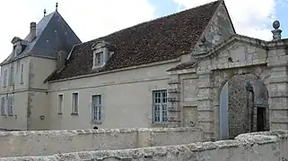 Portal y foso de acceso al castillo de Beaumont, propiedad de los duques de Beaumont-Montmorency