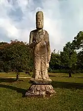 Bodhisattva de pie, granito. Museo Nacional de Gyeongju, Gyeongju, Corea del Sur.