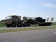 MZKT-74135 transportando un T-72