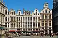 Casas del número 34 al 39 en la Grand-Place: El Yelmo (Le Heaume); El Pavo Real (Le Paon); El Zorrito (Le Petit Renard); Santa Bárbara; El Asno (L'Ane).