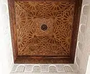 Otro ejemplo de patrones geométricos en un techo de madera (más pequeño y simple) en la Madrasa de Ben Youssef en Marrakech (siglo XVI)