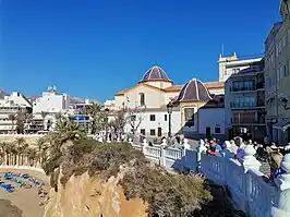 La iglesia de San Joaquín y Santa Ana, al fondo.