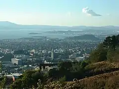 La ciudad de Berkeley, la bahía y el condado de Marin al fondo vistos desde la reserva Claremont Canyon