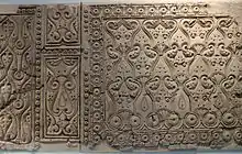 Panel decorativo de estuco, en Estilo C o "estilo biselado", de Samarra (en el Museo de Arte Islámico de Berlín)