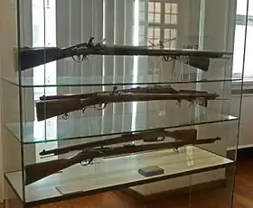 Mosquete Modelo 1740 (arriba), fusil Dreyse (centro) y Mauser Modelo 1871 (abajo), producidos en el Arsenal de Spandau.