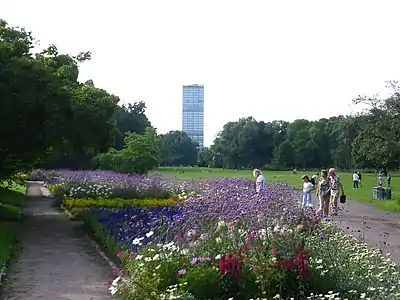 Jardín de flores de Treptower Park, al fondo se ve la torre del complejo Treptowers.