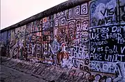 Grafiti del Muro de Berlín que dice en inglés In this day we stand divided--by its fall we are united («En este día estamos divididos; por su caída estamos unidos»), 1986