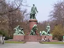 Monumento Nacional a Bismarck, desde 1939 en la "Großer Stern" / Berlín-Tiergarten.