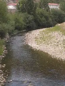 Paso por Santa Lucía de Gordón (agosto). Agua solo en el canal.