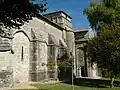 Berneuil, iglesia de Notre-Dame de Berneuil – Contrafuertes añadidos lateralmente en los muros exteriores.