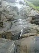 Catarata en las cuevas de Bhaja