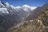 Tengi Ragi Rau desde el este, frente al Pico Sundur y el lugar Thamo en el valle de Bhotekoshi