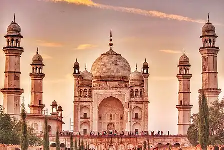 Bibi Ka Maqbara es una tumba ubicada en Aurangabad, Maharashtra, India, que fue construida por el hijo del emperador mogol Aurangzeb, Azam Shah, en memoria de su madre.