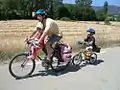 Una bicicleta infantil completa convertida en una bici trailer (usando un "sígueme").