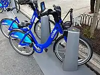 El logo de Citi Bike en la bici. La primera mitad, «Citi», es también el logotipo de Citigroup.