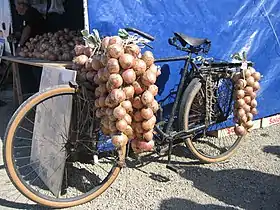 Bicicleta de un johnny con su típica ristra de cebollas colgando.