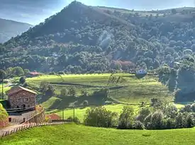 alt=Paisaje del País Vasco, en España. En el clima oceánico las
 lluvias son abundantes e indefinidas la mayor parte del año, aunque con temperaturas frescas todo el año.