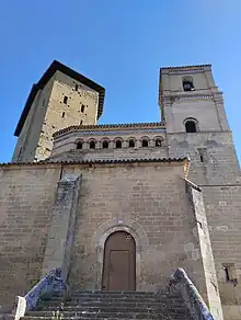 Vista de la torre adosada a la iglesia parroquial