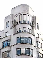 Estatuas en el edificio de Aviación y Comercio