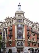 Edificio en la confluencia con la calle Iparraguirre
