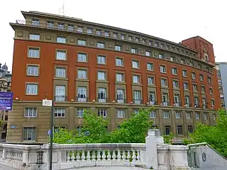 Edificio Aznar al inicio del paseo