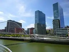 Vista desde la margen derecha de la ría del edificio Albia, el conjunto arquitectónico Isozaki Atea y el puente Zubizuri