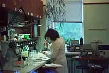 Estudiante de bioquímica trabajando